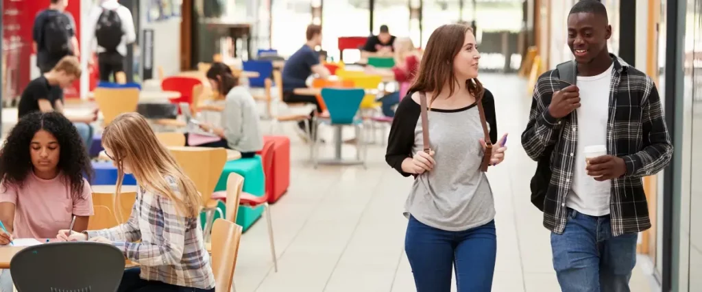 étudiants universitaires sur le campus